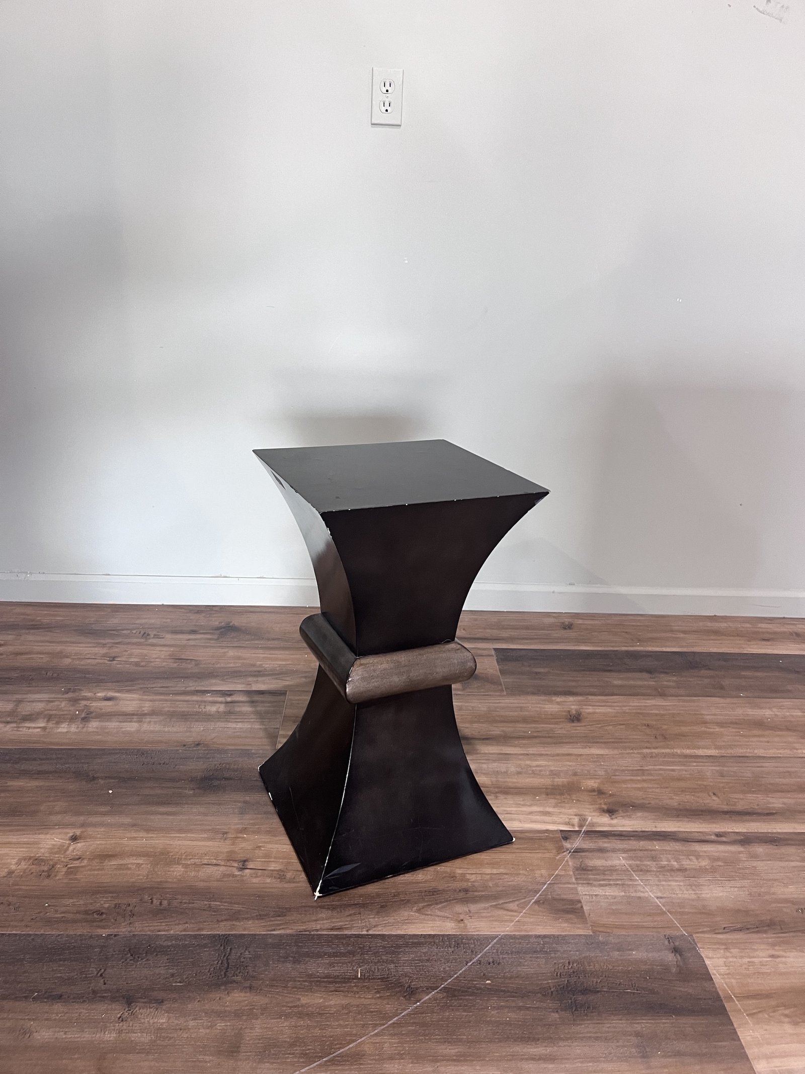 PEDESTAL OCCASIONAL TABLE